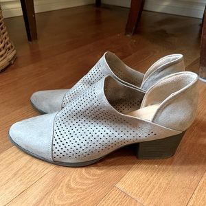 Grey-beige bootie with low heel